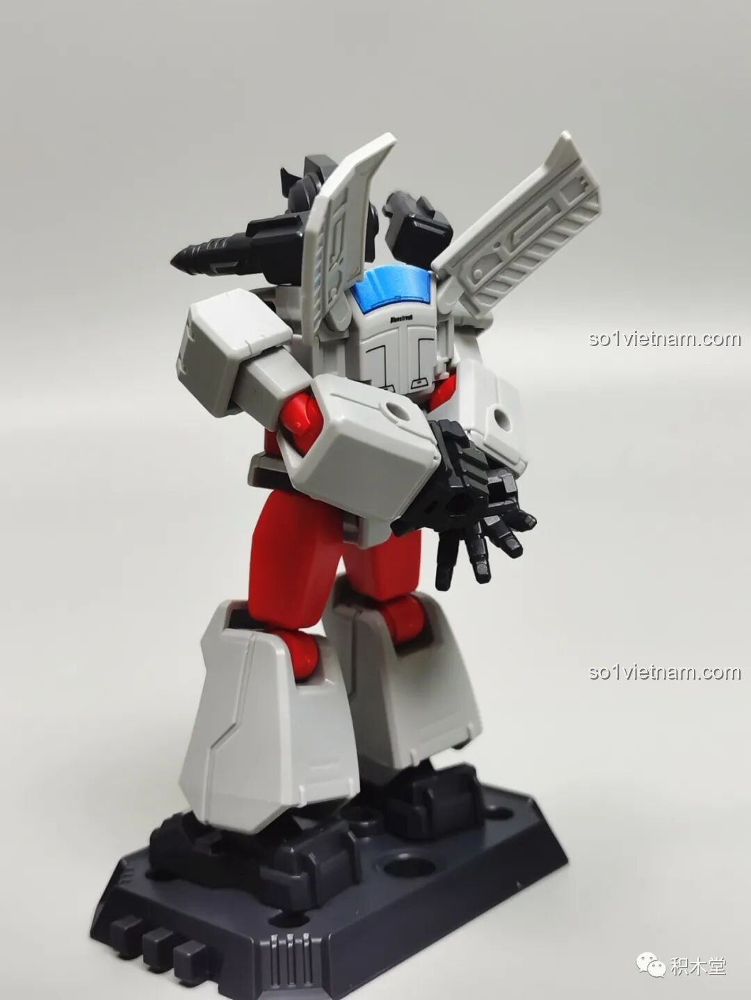Figure Bluestreak BLOKEES 71100 trong một tư thế hành động khác, thể hiện sự linh hoạt của các khớp nối.