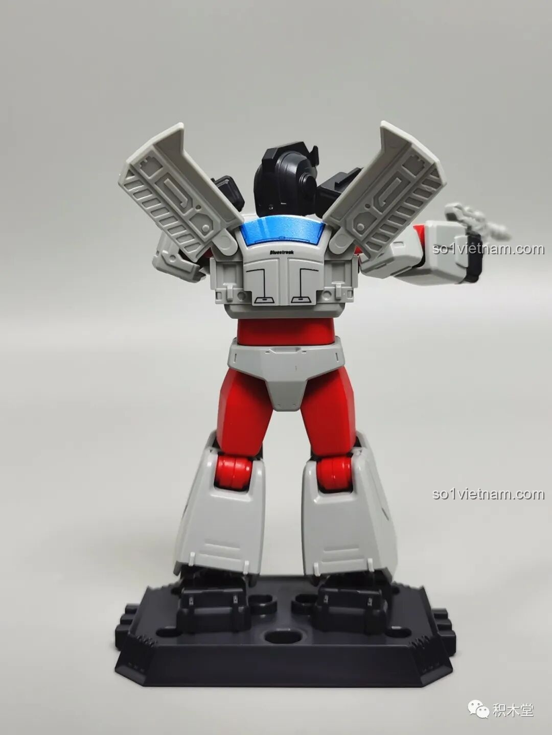 Mặt sau của figure Bluestreak BLOKEES 71100, cho thấy sự tương đồng trong khuôn mẫu với Prowl và Jazz.