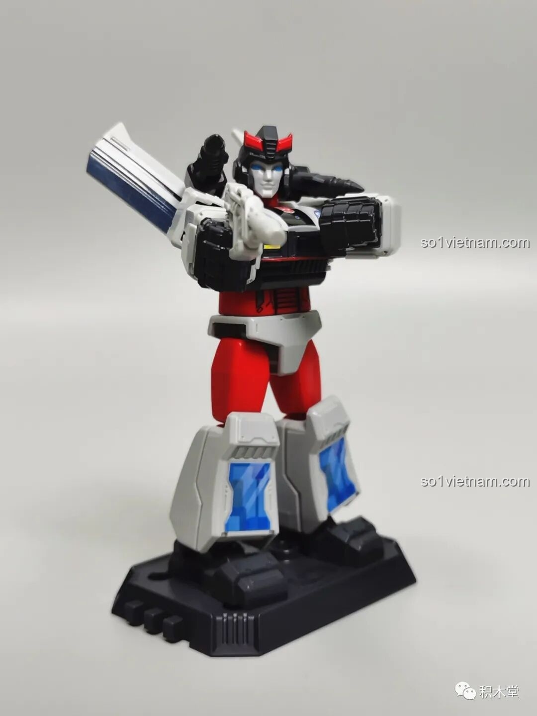 Mô hình Bluestreak BLOKEES 71100 trong tư thế chắp tay sau lưng, thể hiện một phong thái khác biệt so với Prowl.