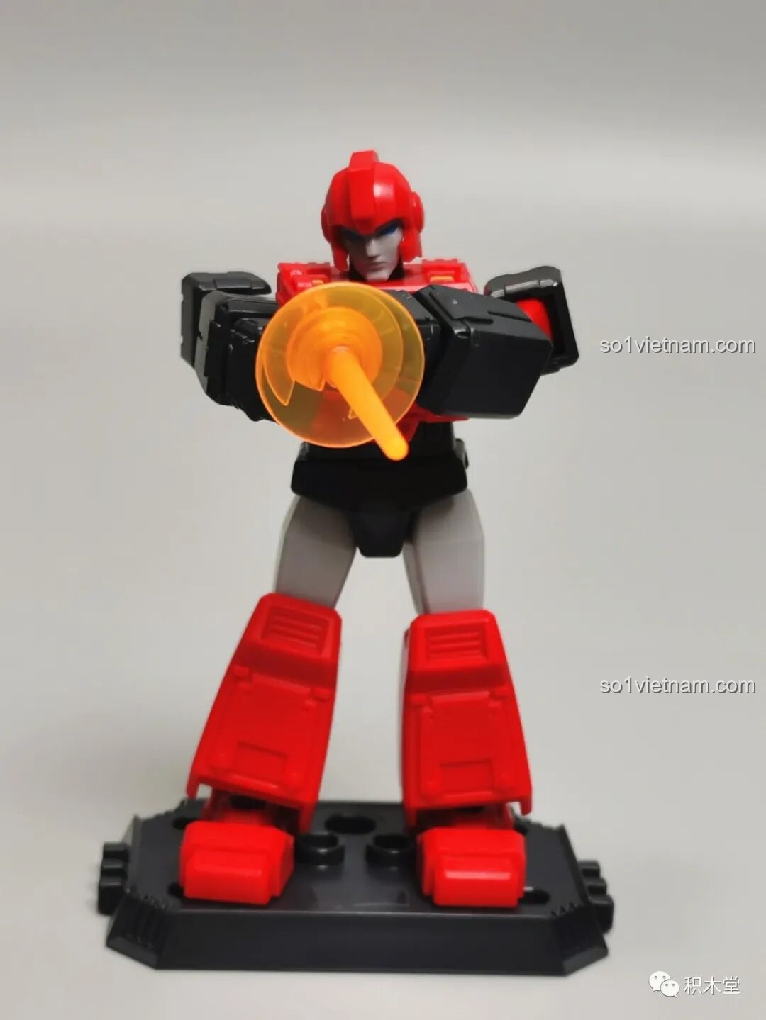 Mô hình Ironhide BLOKEES 71100 đang ngắm bắn với hiệu ứng tia đạn màu cam trong suốt gắn ở đầu súng.