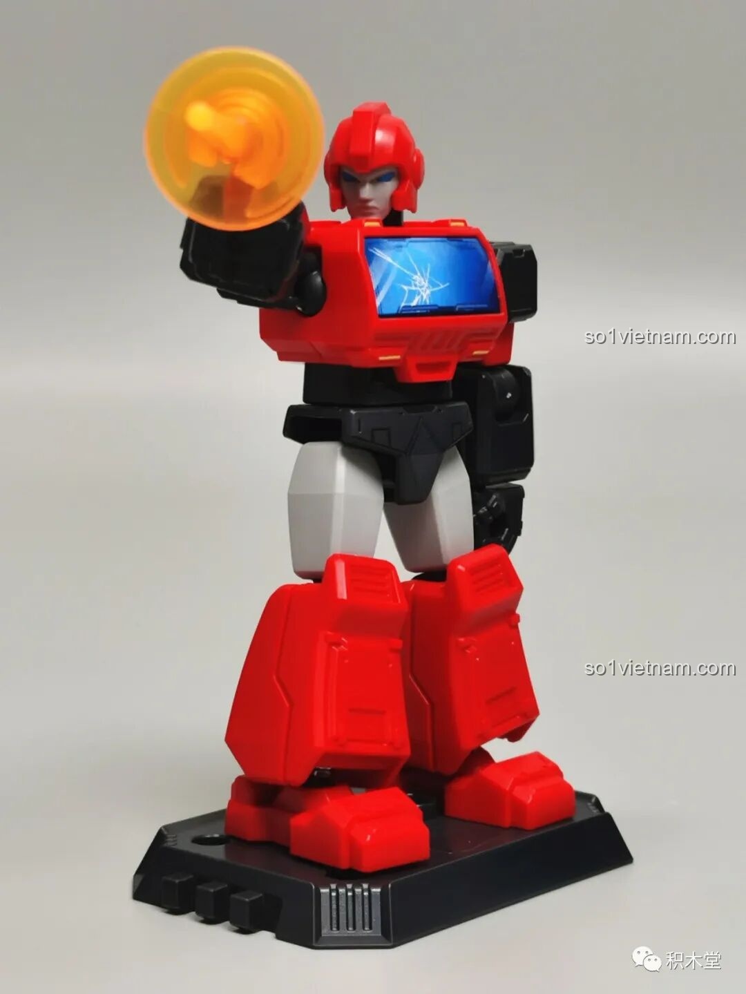 Figure Ironhide BLOKEES 71100 trong tư thế chuẩn bị, thể hiện sự cảnh giác và sẵn sàng của một chiến binh.