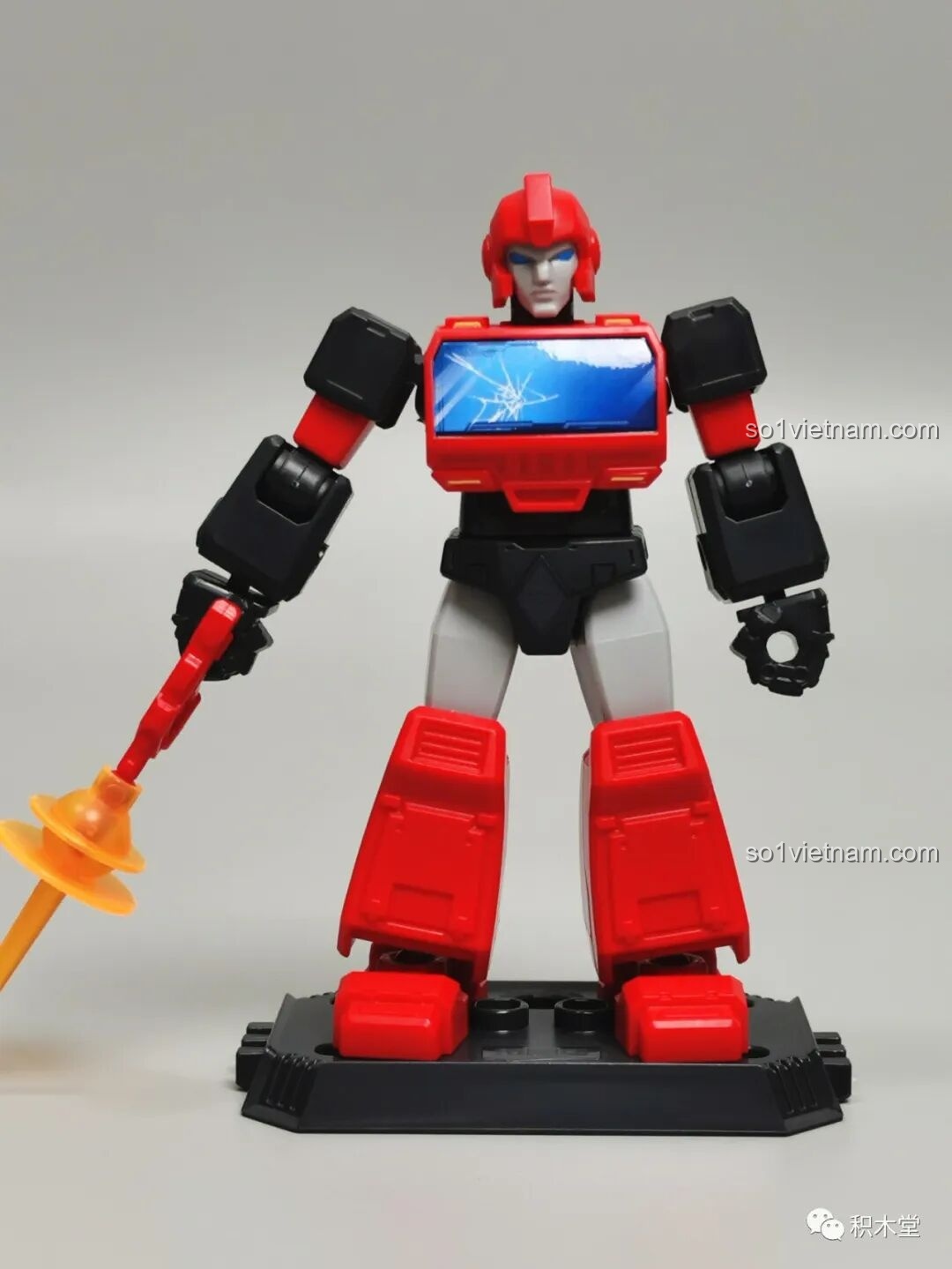 Figure Ironhide từ bộ BLOKEES 71100, chiến binh dày dạn kinh nghiệm của Autobot với màu đỏ đen và hiệu ứng đạn bắn.
