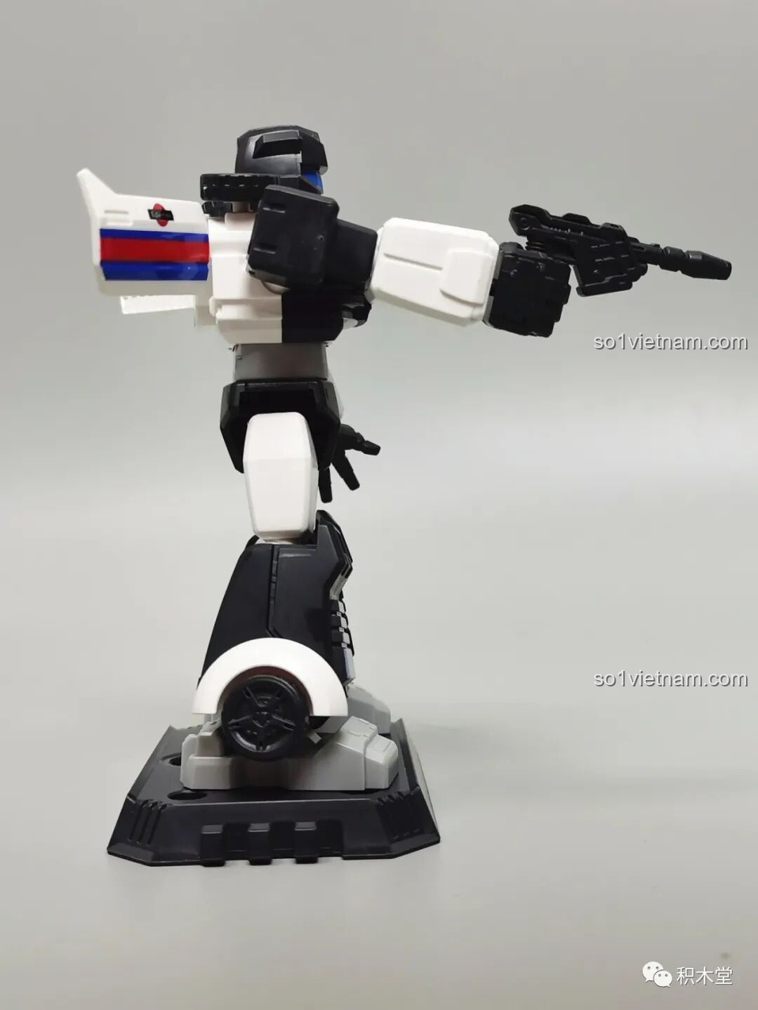 Figure Jazz từ bộ BLOKEES 71100 nhìn từ bên cạnh, khoe các chi tiết thiết kế như bánh xe và cánh gió sau lưng.