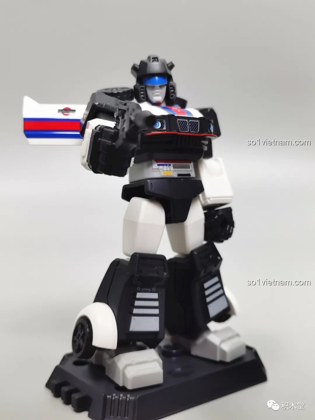 Mô hình Jazz BLOKEES 71100 trong tư thế chỉ tay, thể hiện sự tự tin và phong thái của nhân vật trong Transformers G1.