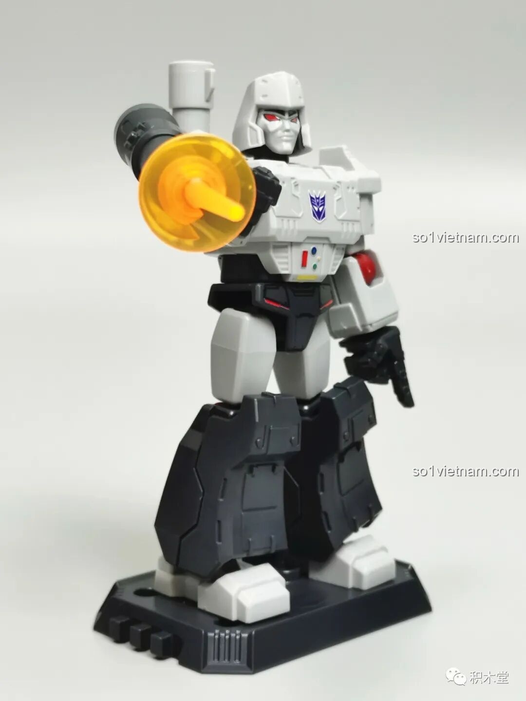 Figure Megatron BLOKEES 71100 đang giương khẩu pháo hợp nhất, sẵn sàng tiêu diệt kẻ thù.