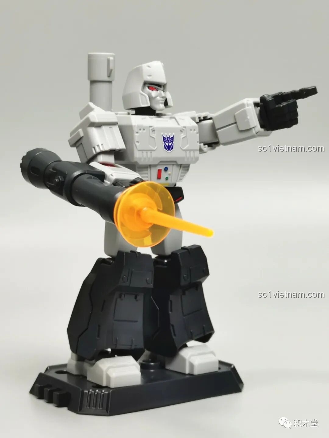 Figure Megatron từ bộ BLOKEES 71100 trong tư thế chỉ huy, tay phải cầm súng và tay trái chỉ về phía trước.