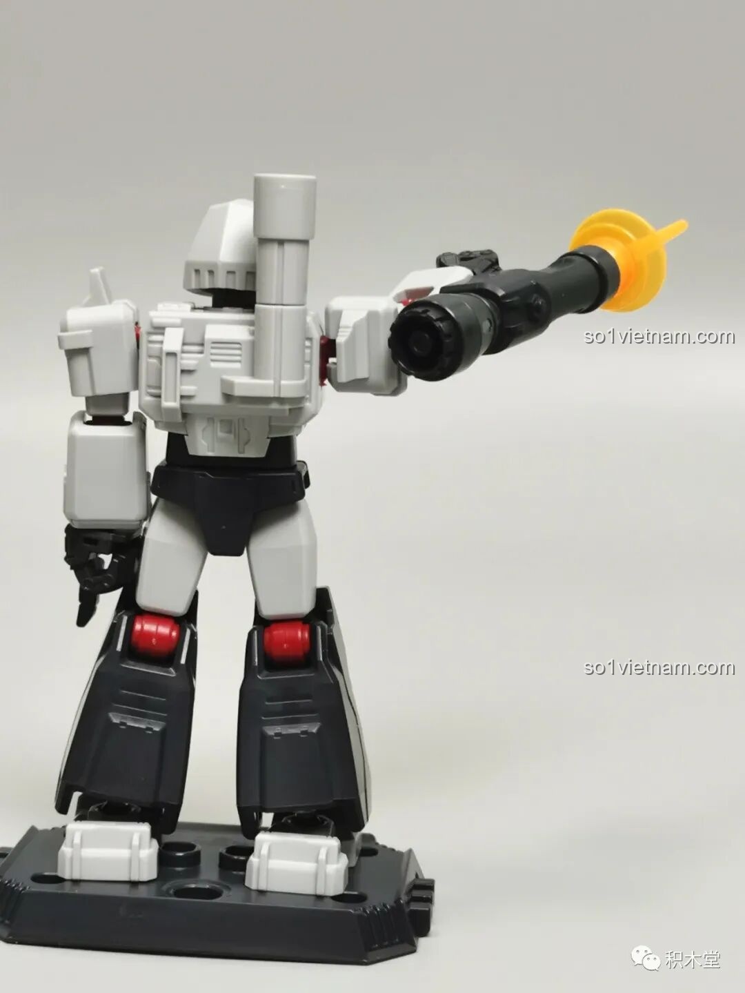 Figure Megatron BLOKEES 71100 nhìn từ bên cạnh, cho thấy rõ hơn thiết kế của khẩu pháo hợp nhất.