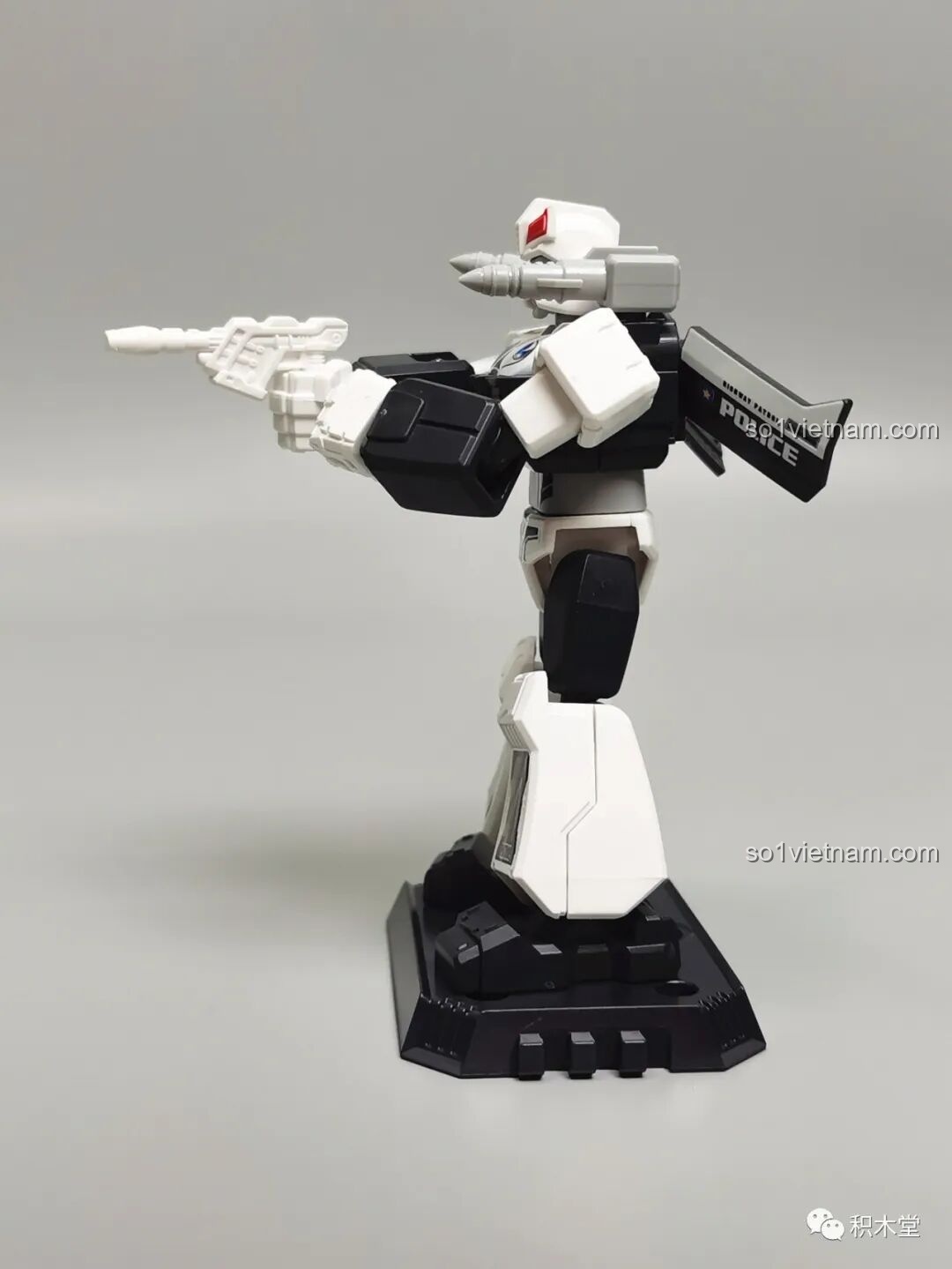 Figure Prowl BLOKEES 71100 đang giương súng, một tư thế thể hiện sự mạnh mẽ và quyết đoán của nhân vật cảnh sát.