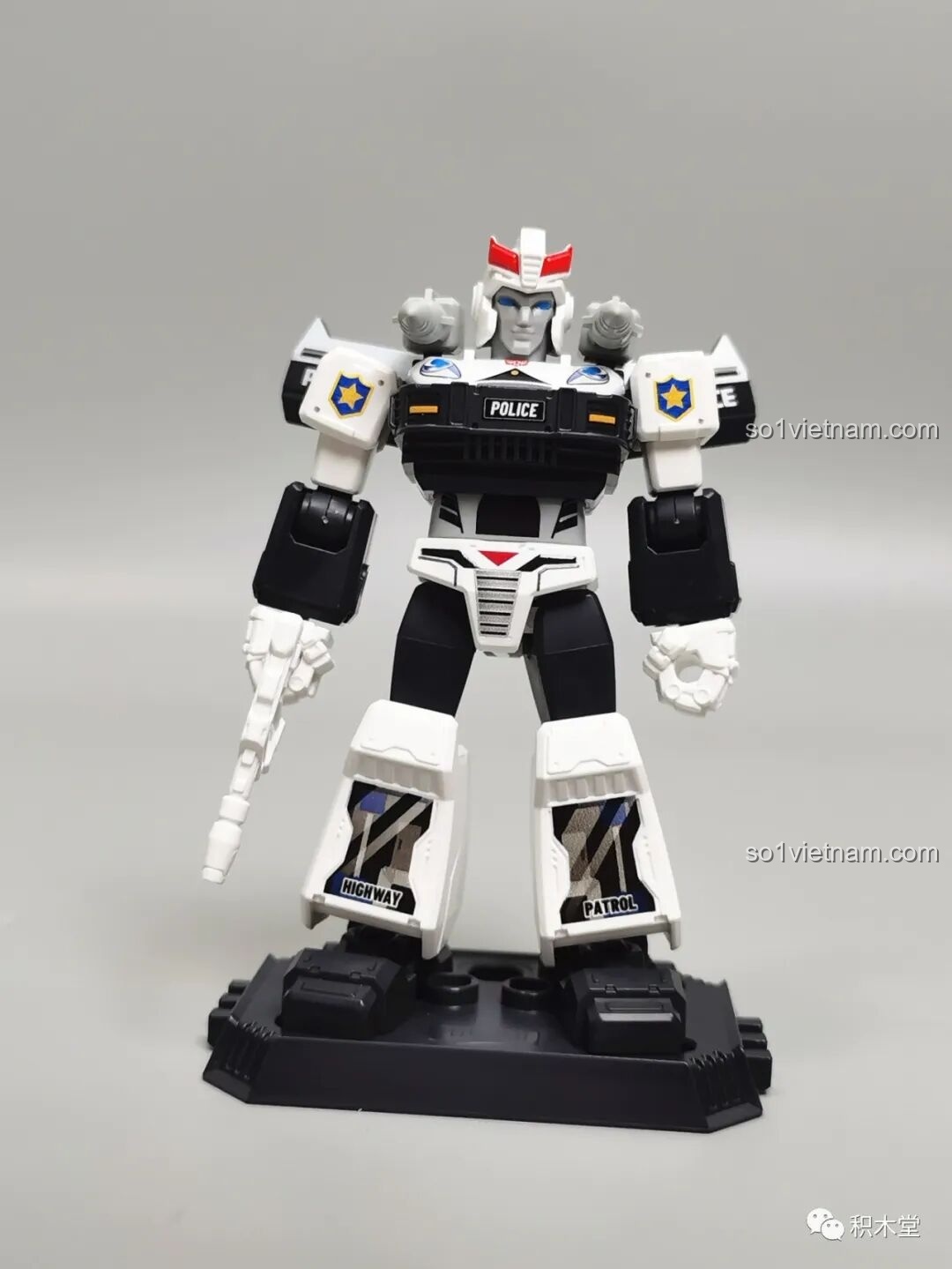 Figure Prowl từ bộ BLOKEES 71100 trong tạo hình robot cảnh sát, với các chi tiết logo và màu sắc đặc trưng.