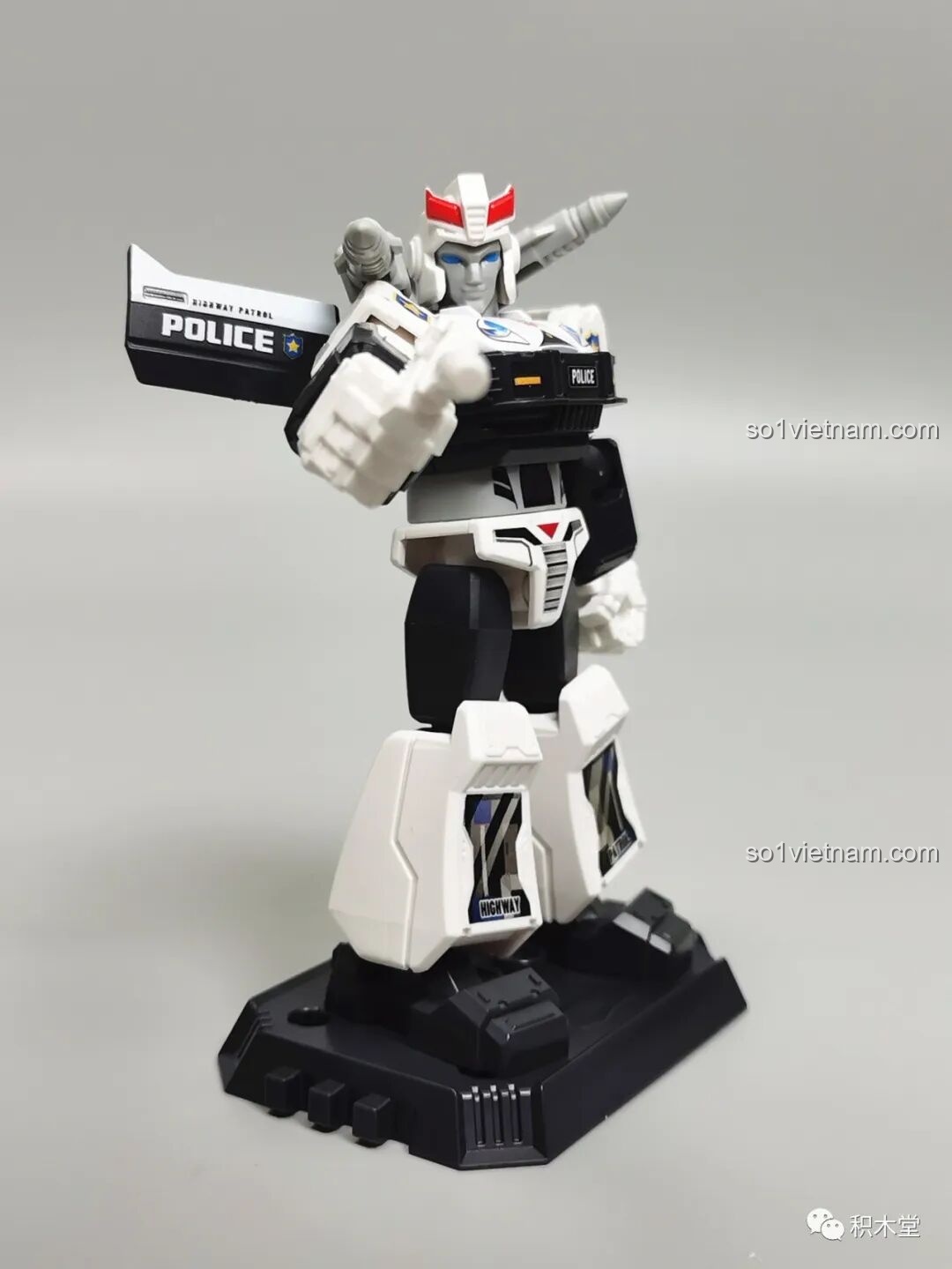 Mô hình Prowl BLOKEES 71100 trong tư thế hành động, vai gắn tên lửa, sẵn sàng thực thi công lý.