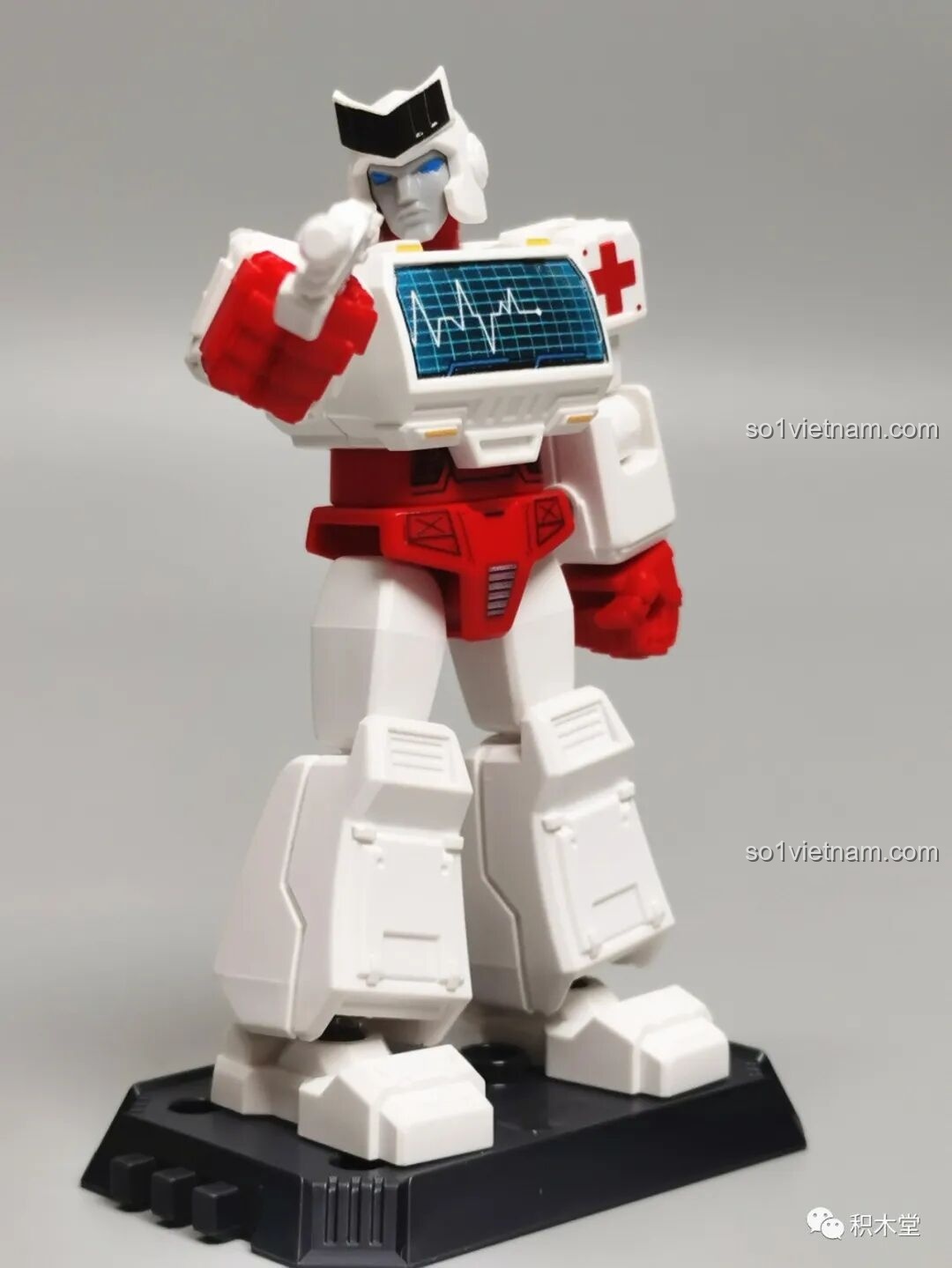 Mô hình Ratchet BLOKEES 71100 trong tư thế tự tin, một tay chống hông, thể hiện vai trò quan trọng trong đội Autobot.