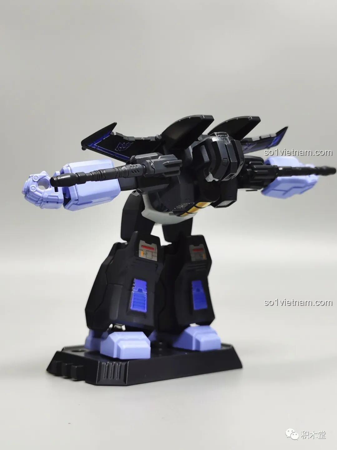 Figure Skywarp BLOKEES 71100 trong tư thế dang rộng tay, mô phỏng hành động đang bay lượn trên không trung.