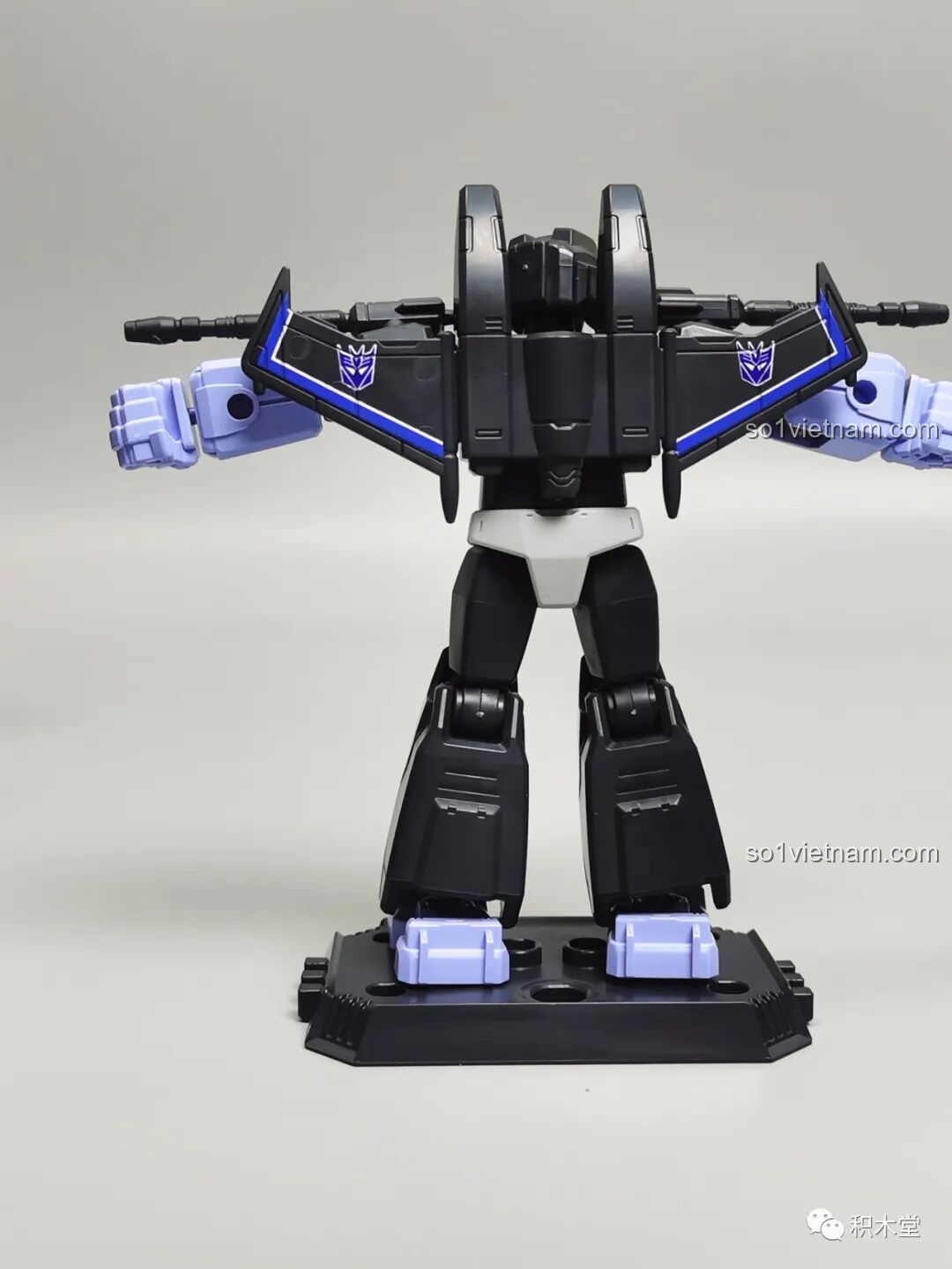 Mặt sau của figure Skywarp BLOKEES 71100, khoe chi tiết đôi cánh máy bay và logo Decepticon.