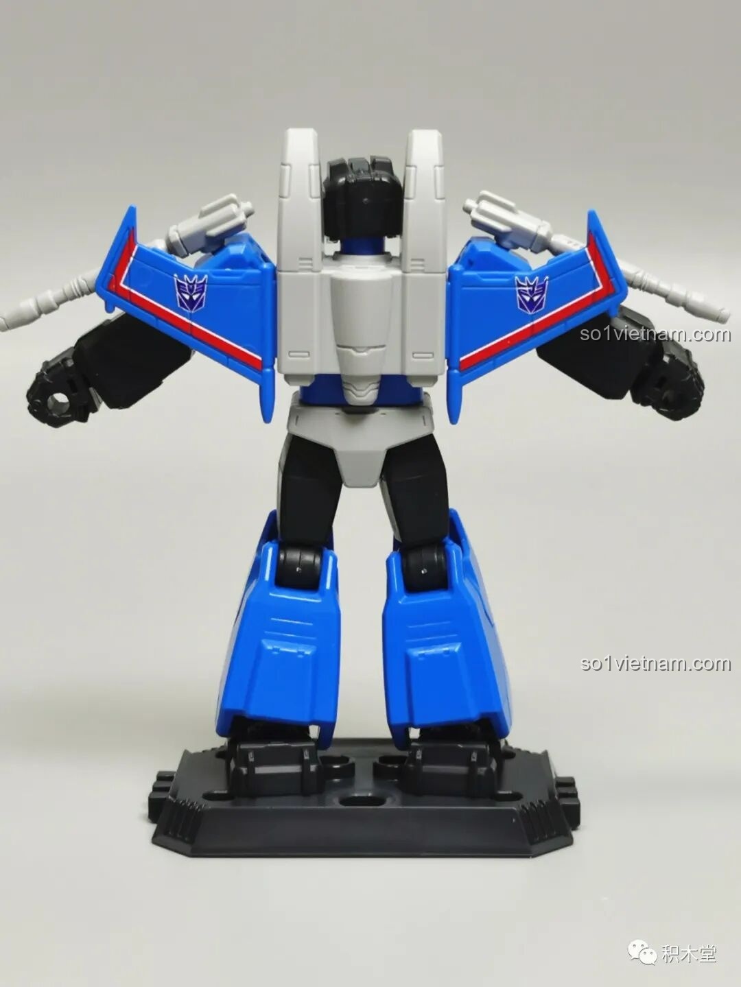 Mặt sau của figure Thundercracker BLOKEES 71100, với đôi cánh xanh và logo Decepticon quen thuộc.