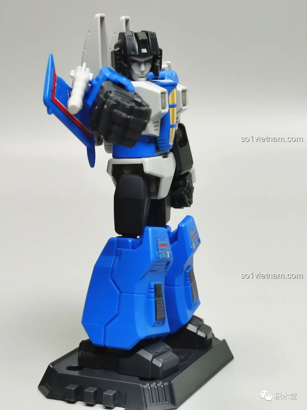 Mô hình Thundercracker BLOKEES 71100 trong tư thế mạnh mẽ, khoe các vũ khí gắn trên tay và vai.