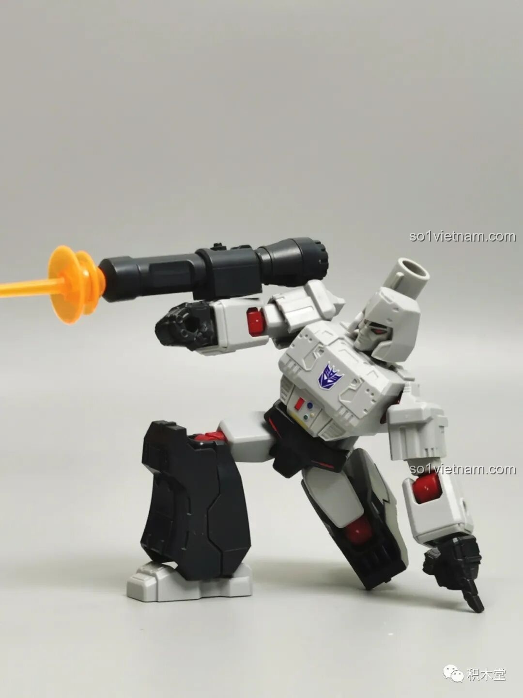 Figure Megatron BLOKEES 71100 cũng dễ dàng thực hiện tư thế đáp đất, tay cầm súng, cho thấy sự linh hoạt của mô hình.