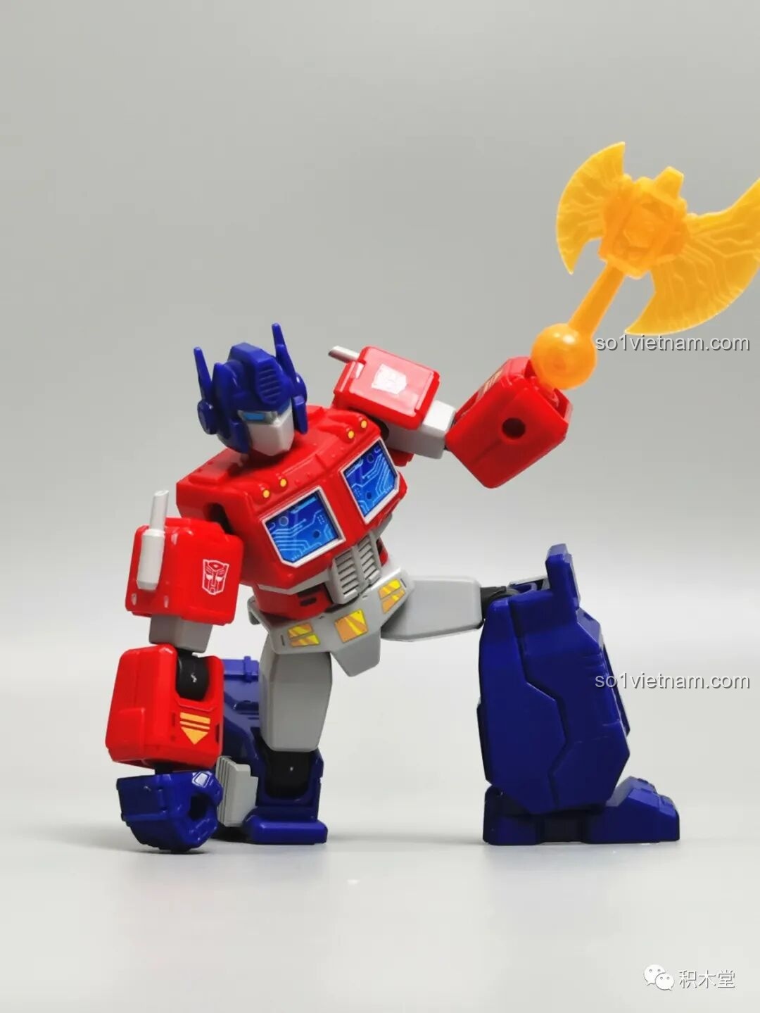 Figure Optimus Prime BLOKEES 71100 thực hiện tư thế siêu anh hùng đáp đất, tay cầm rìu, thể hiện khớp nối chắc chắn.