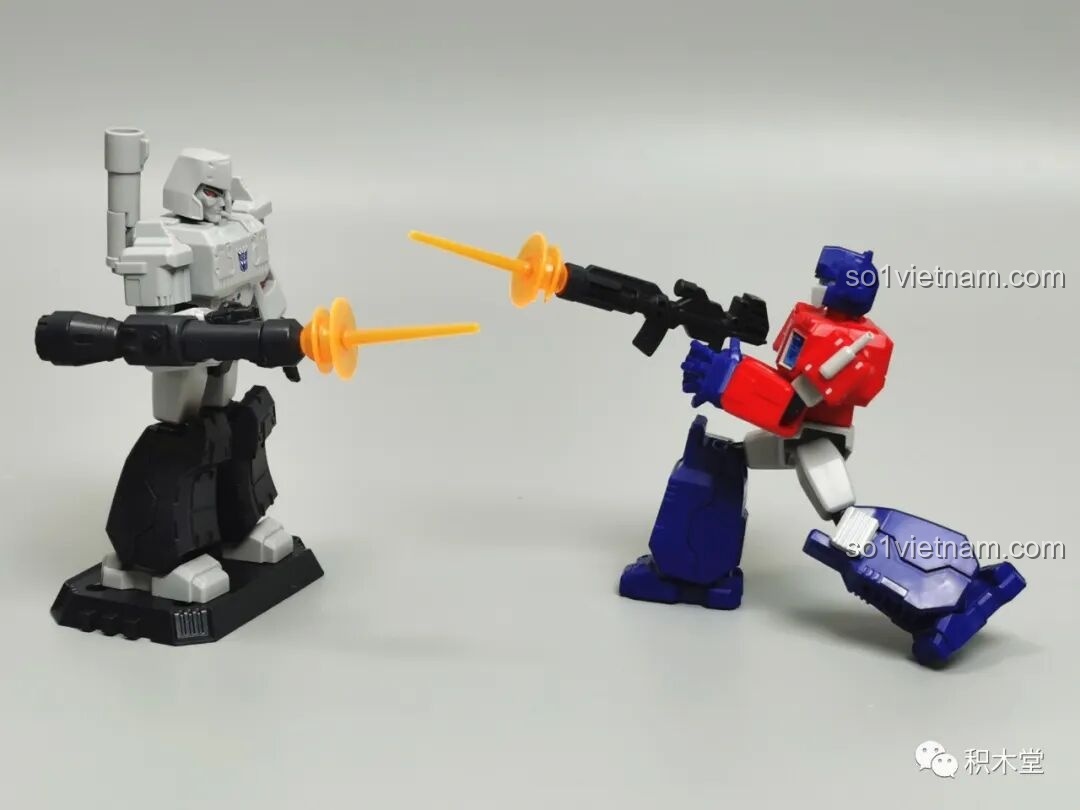 Cảnh Optimus Prime và Megatron từ bộ BLOKEES 71100 đang đấu súng với nhau, sử dụng các hiệu ứng đạn bắn.
