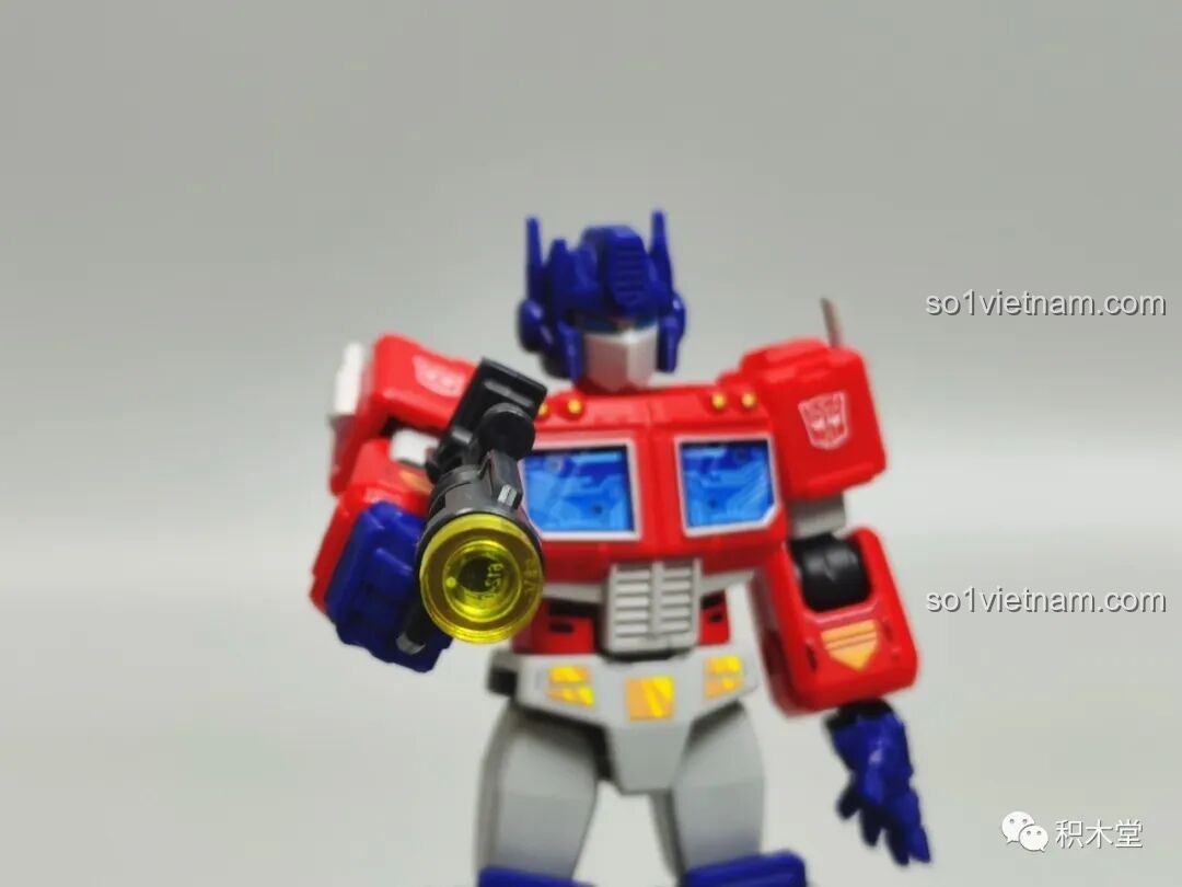 Figure Optimus Prime BLOKEES 71100 được gắn thêm một chi tiết LEGO trong suốt màu vàng để tạo hiệu ứng ánh sáng.