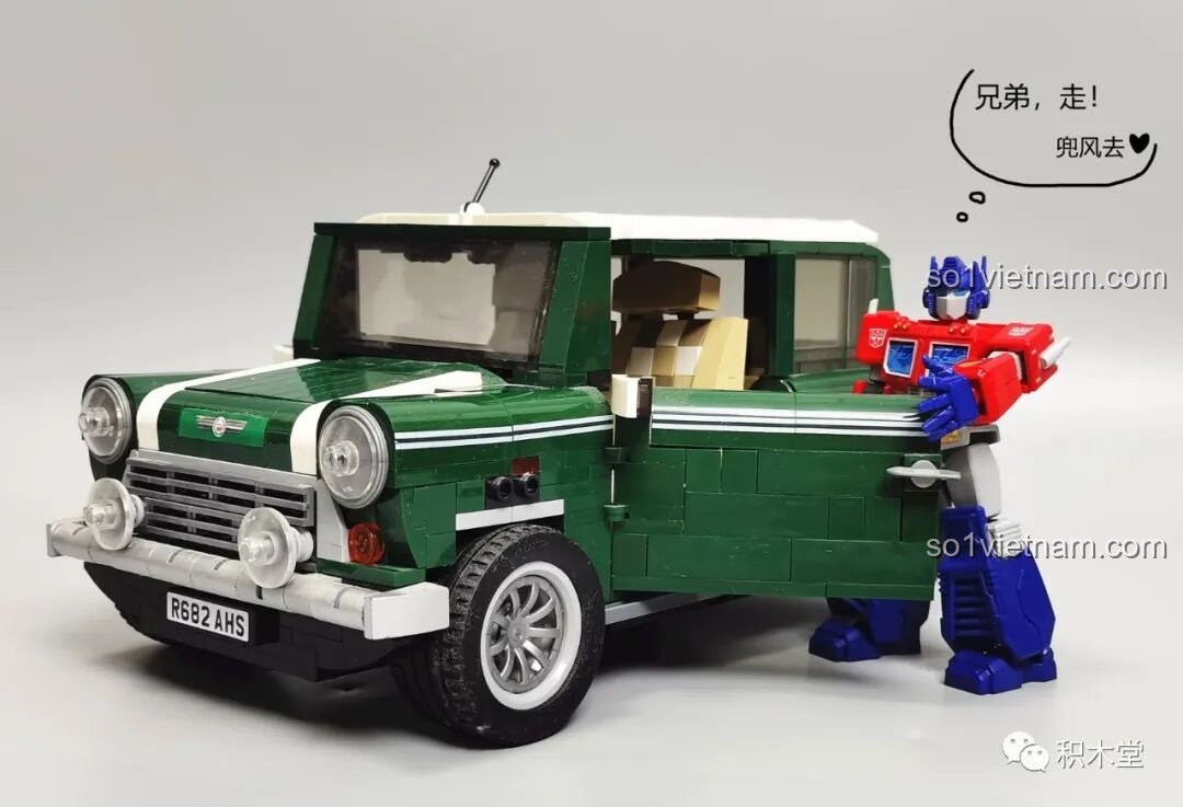 Câu chuyện vui: Optimus Prime BLOKEES 71100 đang cố gắng vào trong một chiếc xe Mini Cooper lắp ráp.