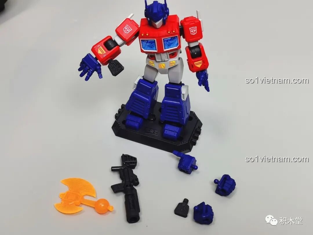 Figure Optimus Prime BLOKEES 71100 cùng với các phụ kiện đi kèm như súng, rìu và các dạng bàn tay thay thế.