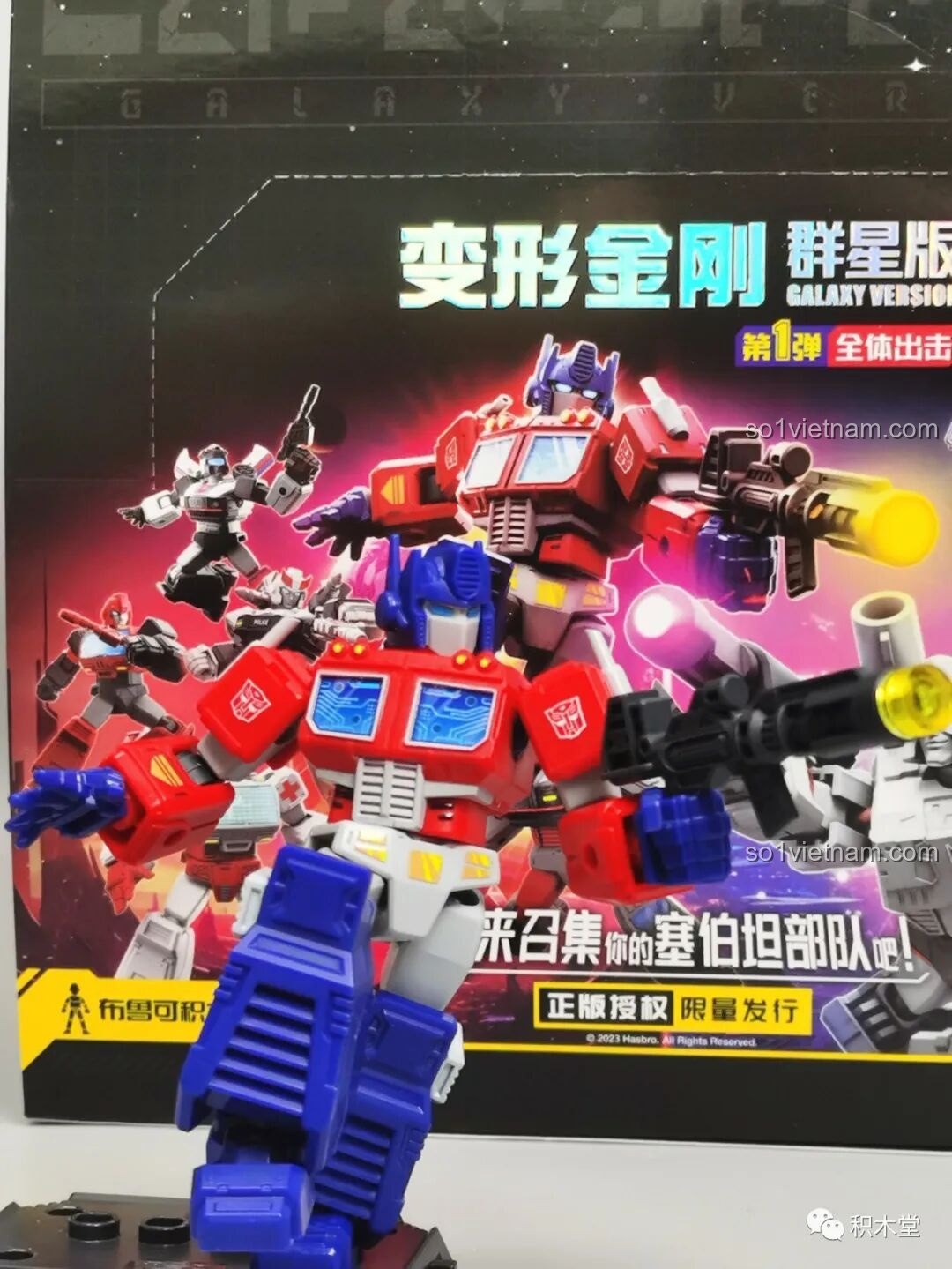 Figure Optimus Prime BLOKEES 71100 tạo dáng giống hệt như trên poster sản phẩm, cho thấy độ chính xác và linh hoạt cao.