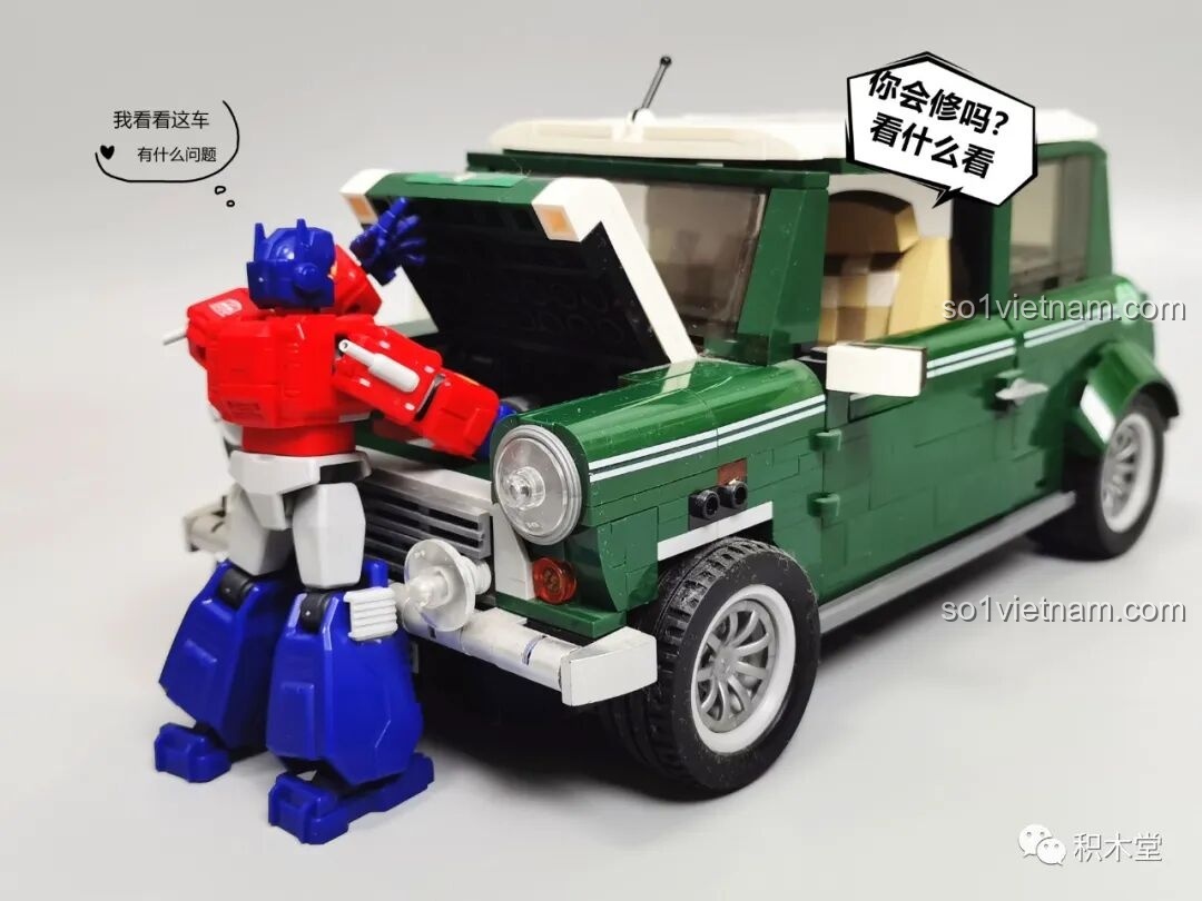 Câu chuyện vui: Optimus Prime BLOKEES 71100 đang kiểm tra động cơ của chiếc xe Mini Cooper bị hỏng.