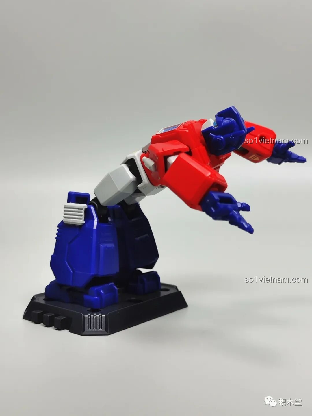 Figure Optimus Prime BLOKEES 71100 thể hiện khả năng khớp nối tuyệt vời khi tạo lại tư thế né đạn kinh điển trong phim Ma Trận.