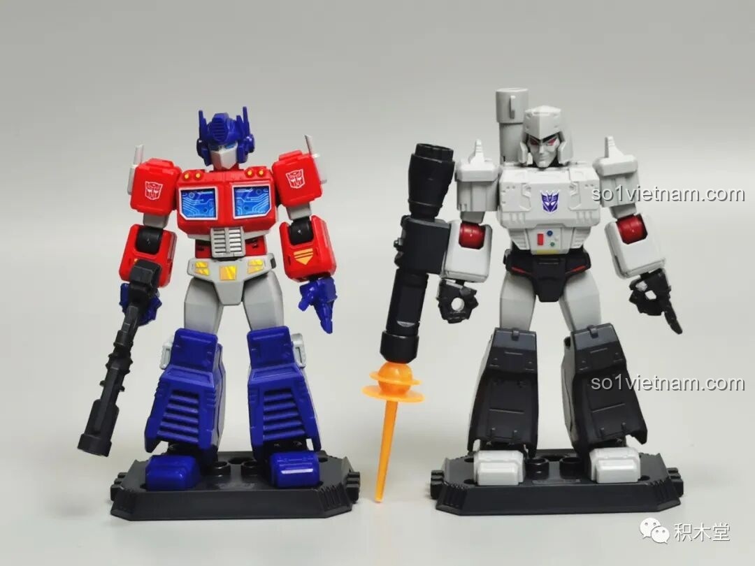Hai figure Optimus Prime và Megatron từ bộ BLOKEES 71100 đứng cạnh nhau, tái hiện cuộc đối đầu kinh điển.