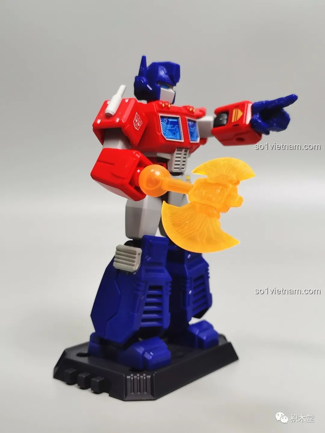 Mô hình Optimus Prime BLOKEES 71100 được trang bị chiếc rìu năng lượng màu cam trong suốt, một vũ khí biểu tượng của nhân vật.