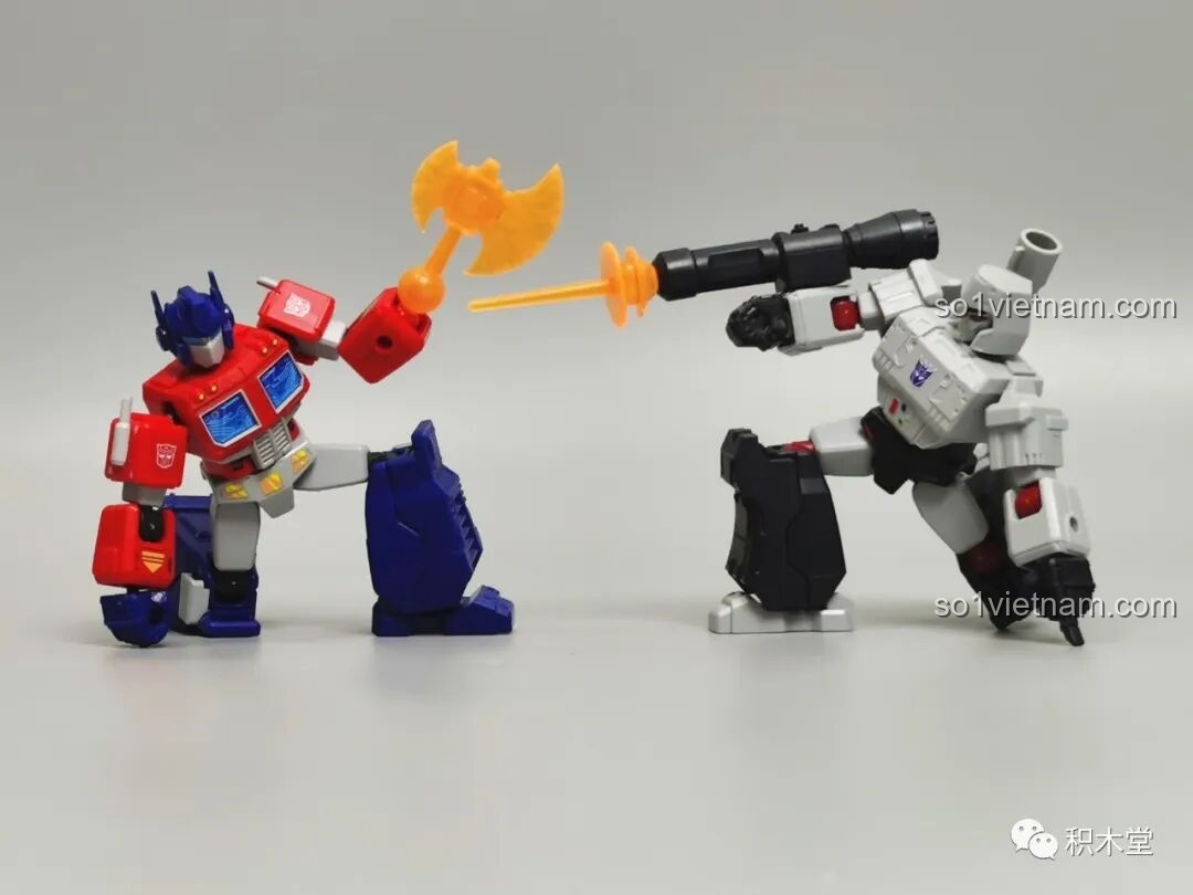 Cảnh cận chiến giữa Optimus Prime và Megatron BLOKEES 71100, rìu đối đầu với súng, tạo ra một hoạt cảnh kịch tính.