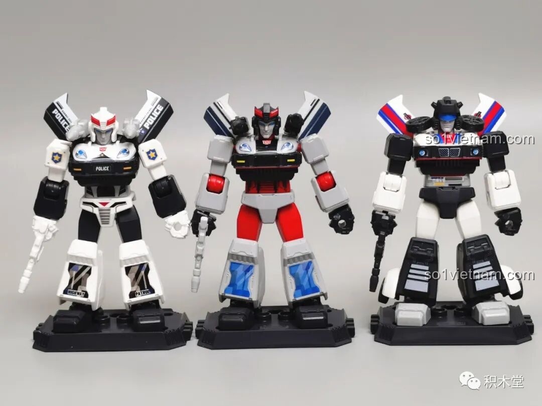 Ba figure Prowl, Bluestreak và Jazz từ bộ BLOKEES 71100, bộ ba Autobot có chung thiết kế xe hơi.
