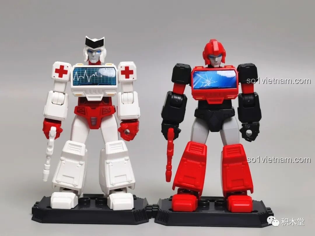 Hai figure Ratchet và Ironhide từ bộ BLOKEES 71100 đứng cạnh nhau, bộ đôi xe van của phe Autobot.