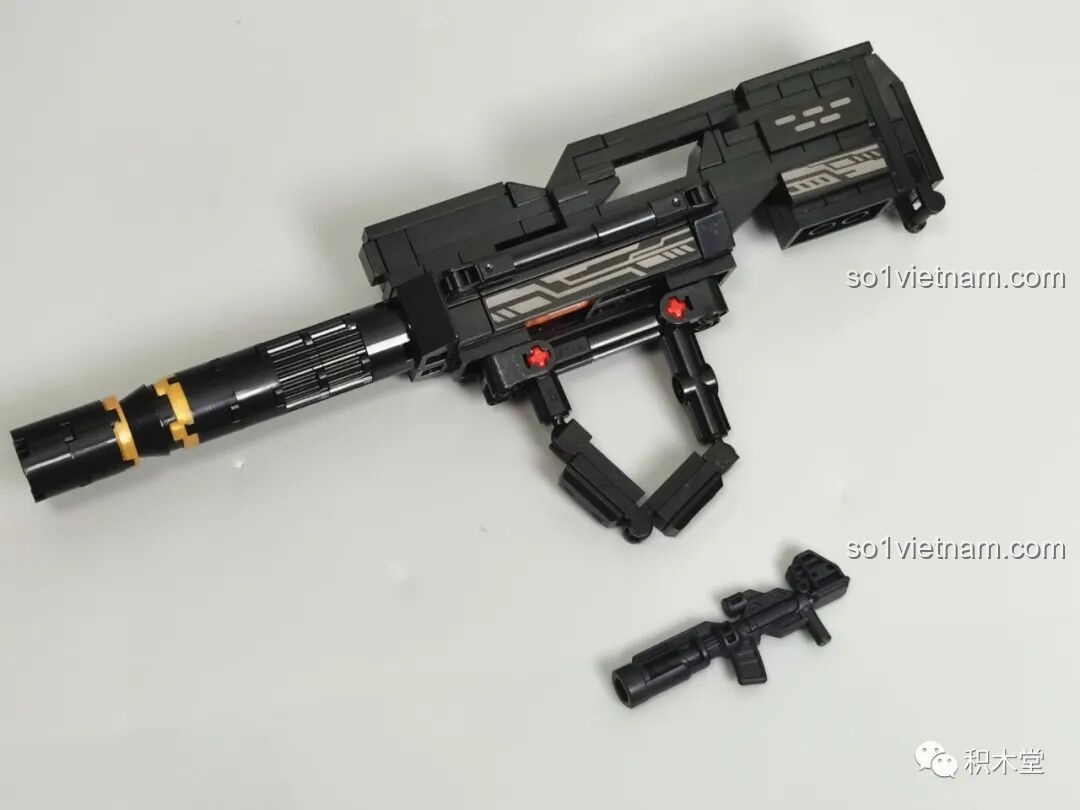 So sánh kích thước giữa khẩu súng nhỏ của figure BLOKEES 71100 và một khẩu súng lớn hơn từ một bộ lắp ráp khác.