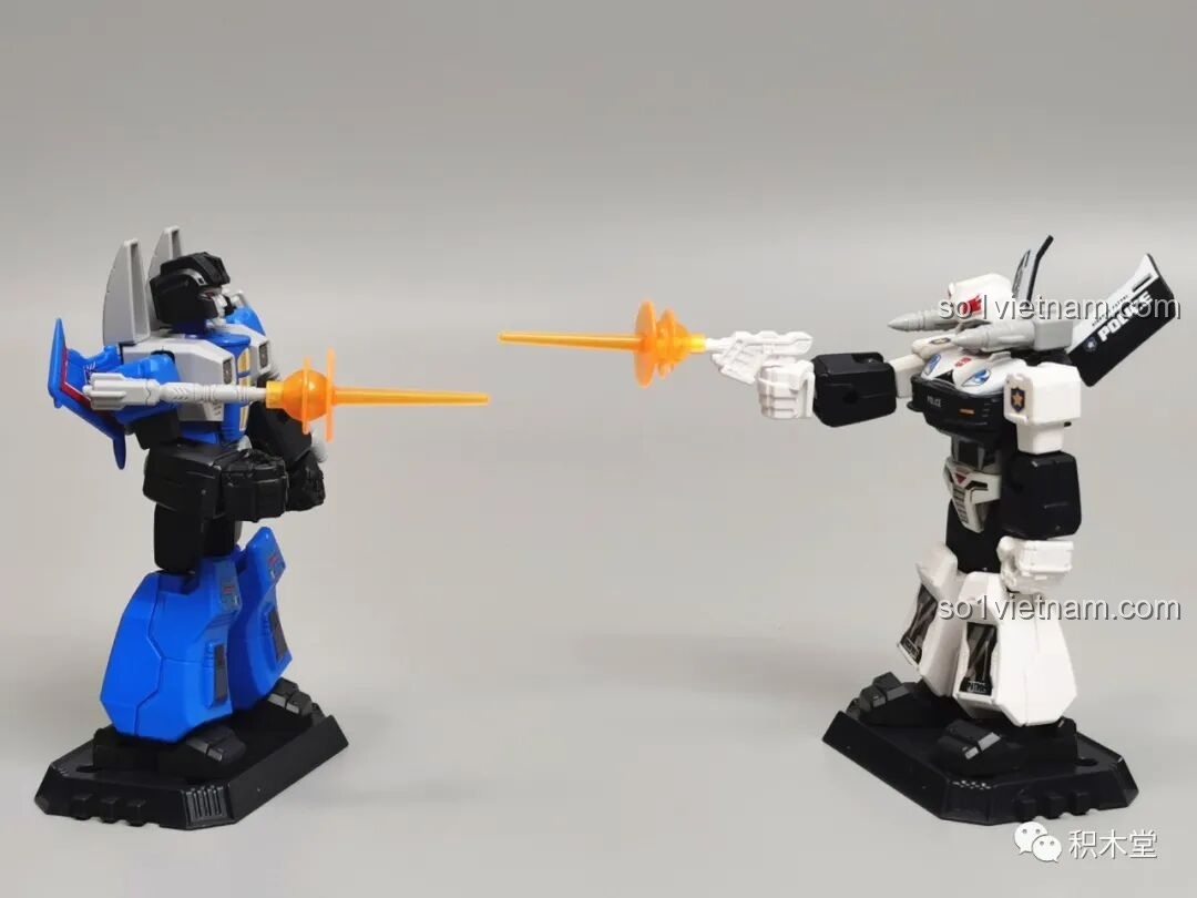 Cảnh Thundercracker và Prowl từ bộ BLOKEES 71100 đang đấu súng, một cuộc đối đầu giữa Decepticon và Autobot.