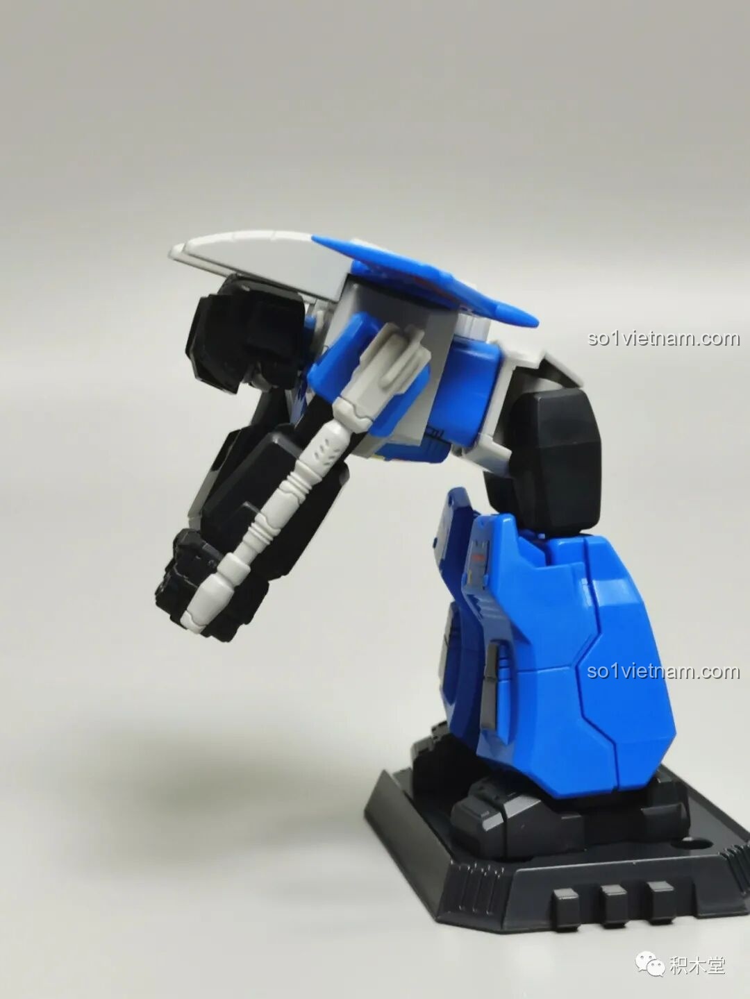 Figure Thundercracker BLOKEES 71100 thể hiện khả năng gập người 90 độ, một minh chứng cho độ linh hoạt của khớp nối.