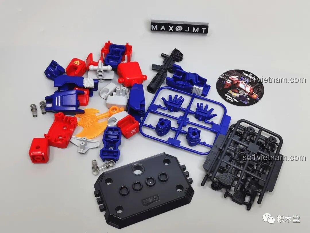 Toàn bộ các mảnh và phụ kiện bên trong một hộp blind box BLOKEES 71100, sẵn sàng cho việc lắp ráp figure Transformers G1.