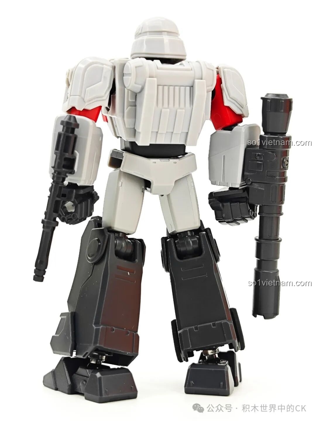 Mặt sau của figure D-16 COG Blokees 71105, cho thấy thiết kế giáp lưng và vũ khí.