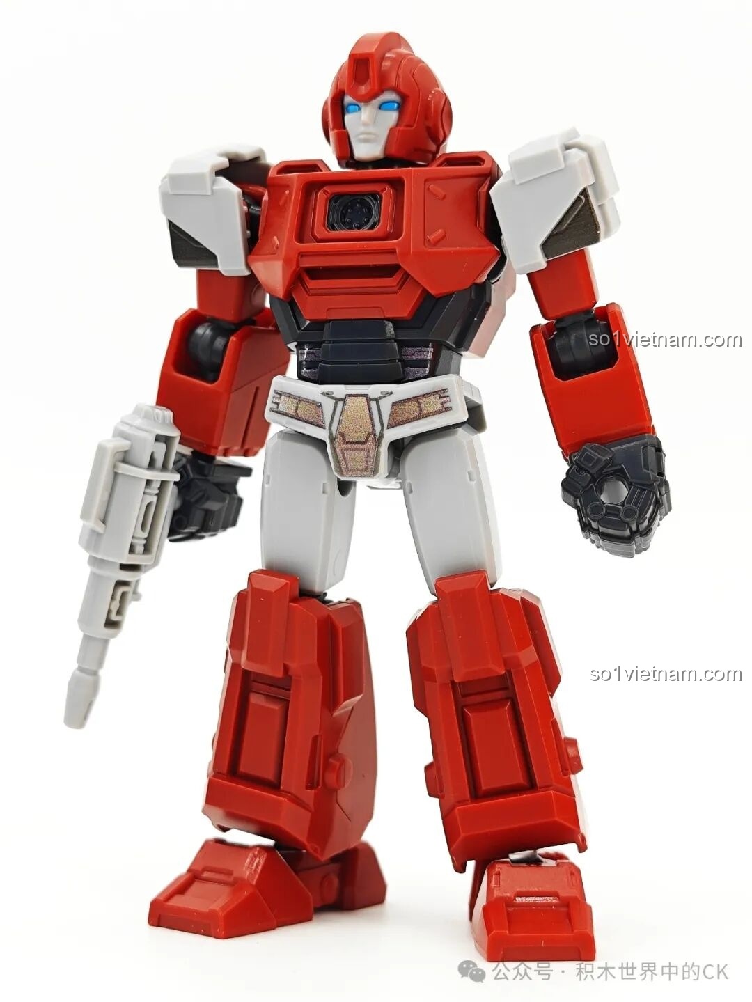 Mô hình figure Ironhide từ bộ Blokees 71105 với màu đỏ đặc trưng và dáng vẻ to khỏe.
