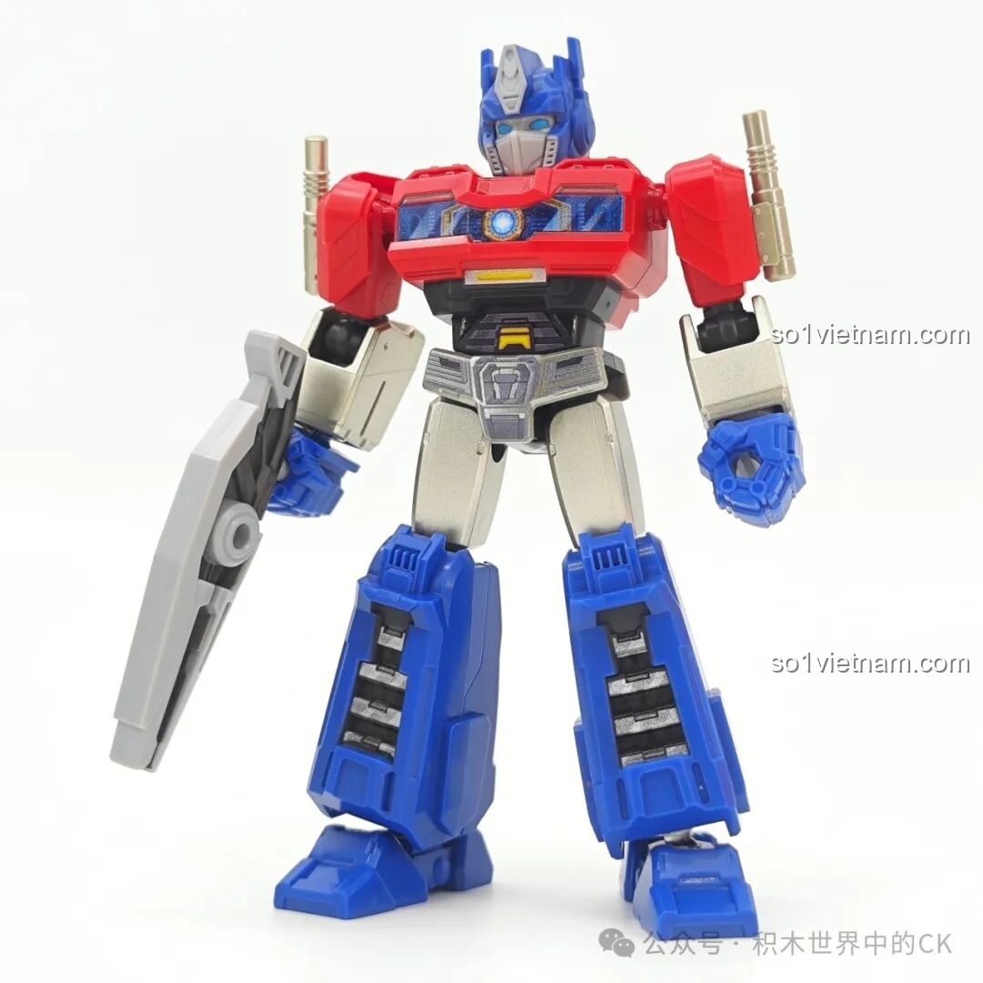 Mô hình figure Optimus Prime từ bộ Blokees 71105 với thiết kế G1 cổ điển, cầm súng blaster.