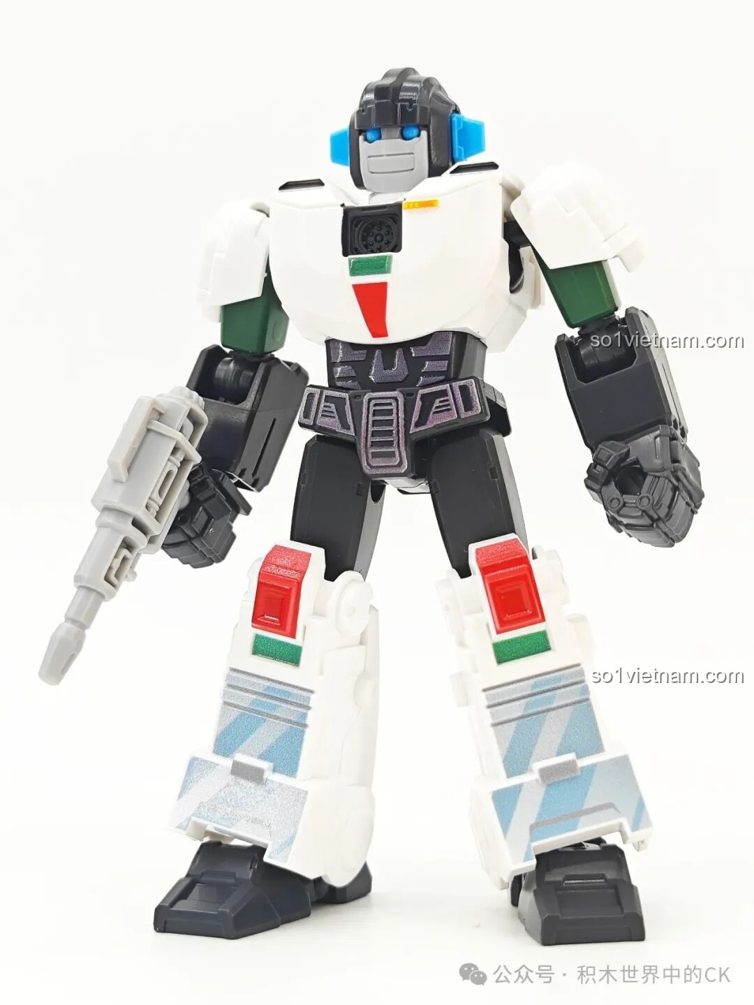 Mô hình figure Wheeljack từ bộ Blokees 71105 với tông màu trắng, xanh lá và đỏ đặc trưng.