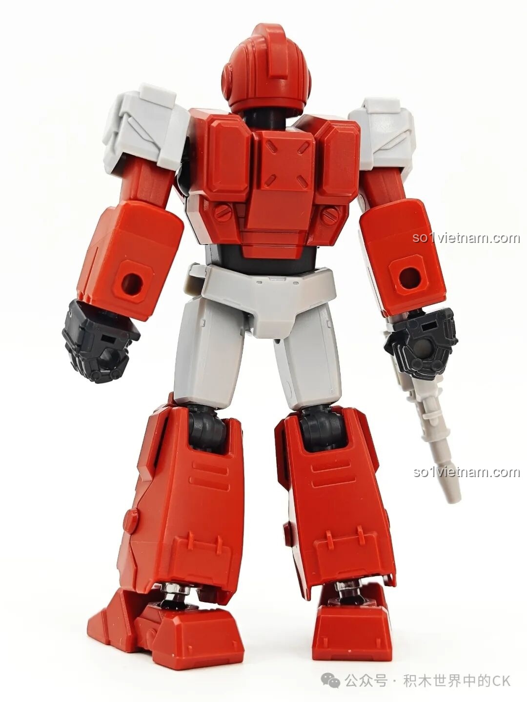 Mặt sau của figure Ironhide Blokees 71105, thể hiện sự chắc chắn và mạnh mẽ.