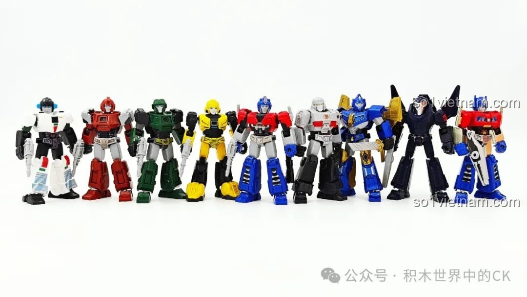 Ảnh chụp nhóm toàn bộ 9 figure trong bộ sưu tập Blokees 71105 Transformers ONE Đợt 5: Nguồn Gốc.