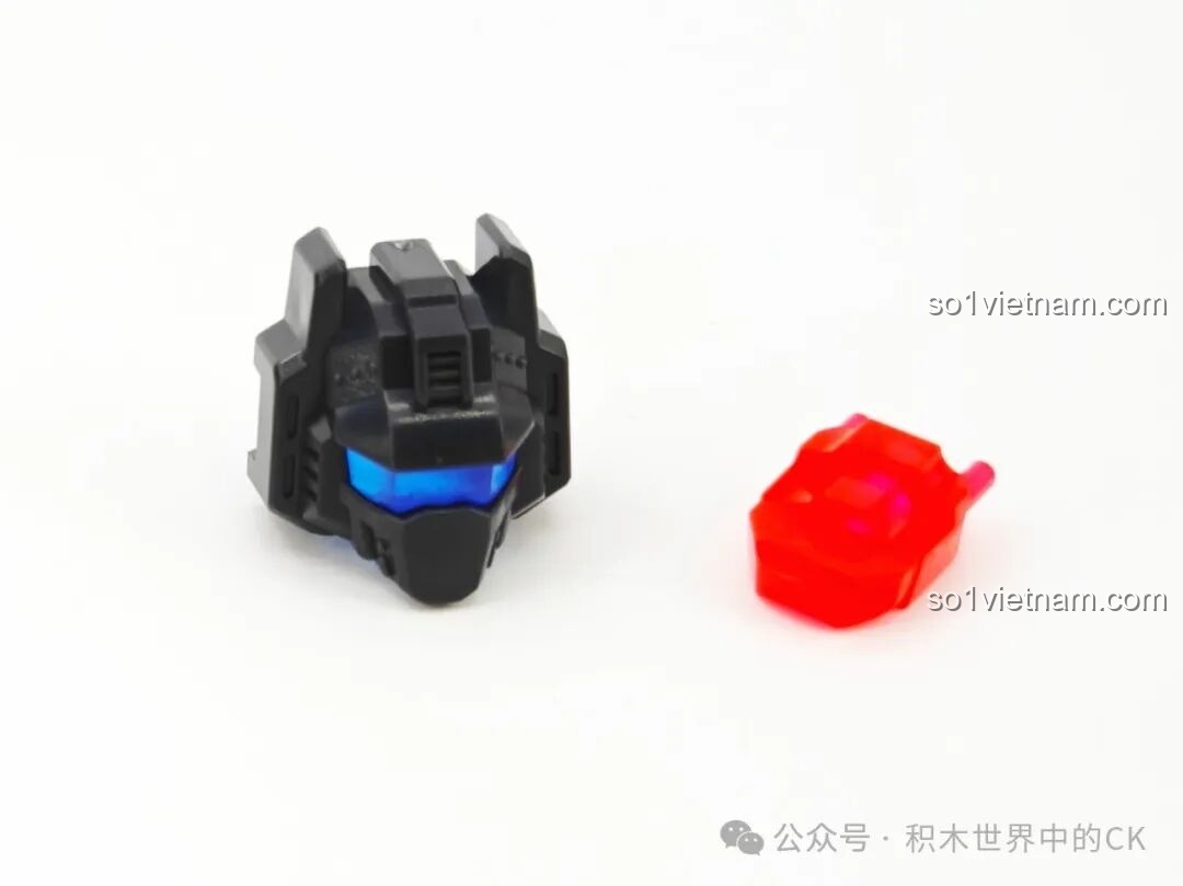 Chi tiết phần đầu của figure Sideswipe Blokees 71122, với mắt màu xanh và các chi tiết được làm sắc nét.