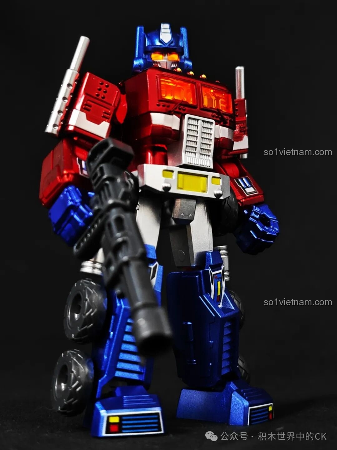 Figure Optimus Prime bản ẩn Blokees 71122 trong điều kiện ánh sáng tối, làm nổi bật hiệu ứng sơn ánh kim.