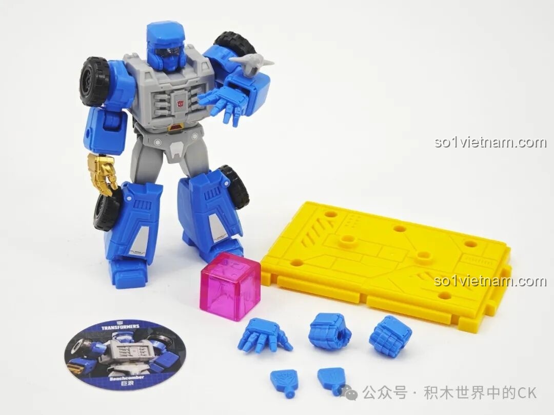 Toàn bộ phụ kiện đi kèm của figure Beachcomber Blokees 71122, bao gồm đế, tay thay thế và khối Energon.