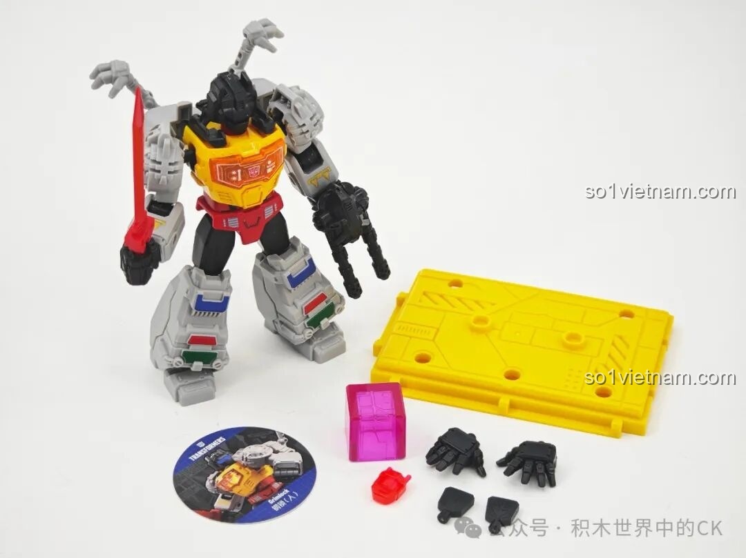 Toàn bộ phụ kiện đi kèm của figure Grimlock Blokees 71122, bao gồm đế, tay thay thế và khối Energon.