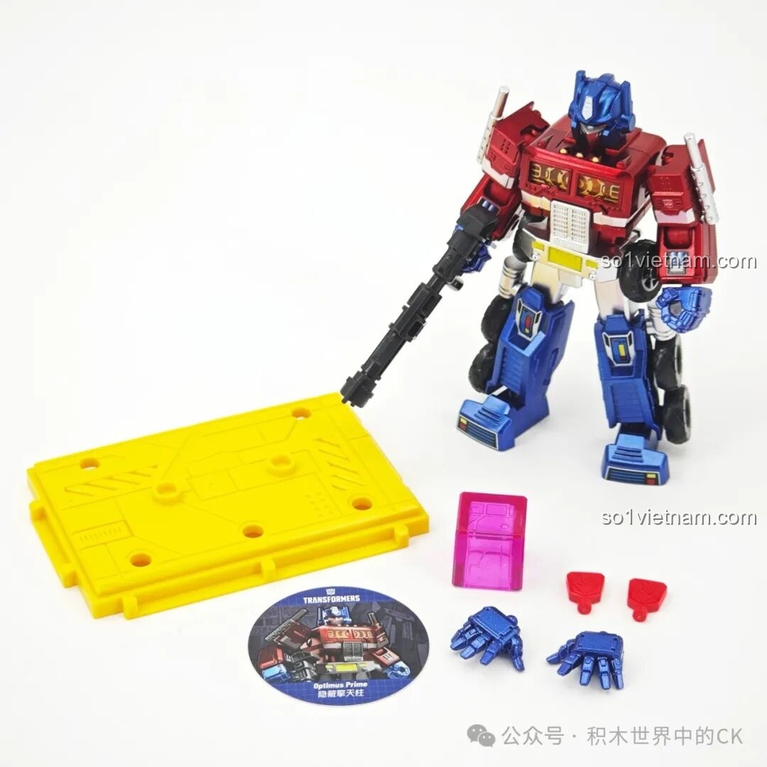 Toàn bộ phụ kiện đi kèm của figure Optimus Prime 1985 bản ẩn Blokees 71122, bao gồm đế, tay thay thế và khối Energon.