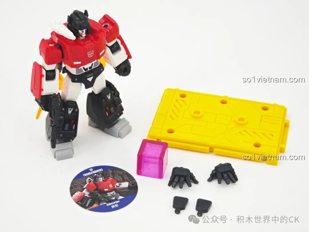 Toàn bộ phụ kiện đi kèm của figure Sideswipe Blokees 71122, bao gồm đế, tay thay thế và khối Energon.