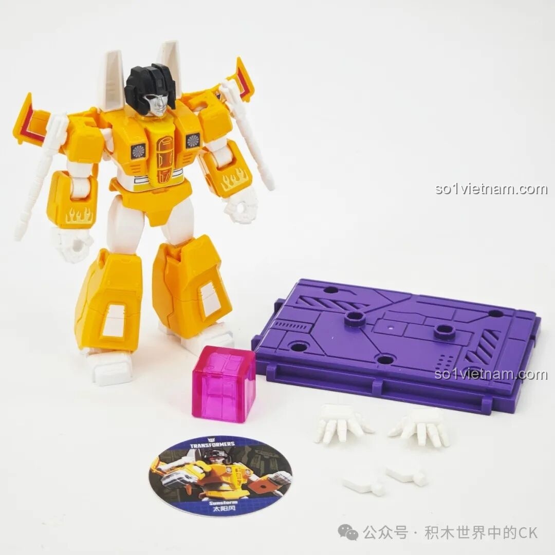 Toàn bộ phụ kiện đi kèm của figure Sunstreaker Blokees 71122, bao gồm đế, tay thay thế và khối Energon.